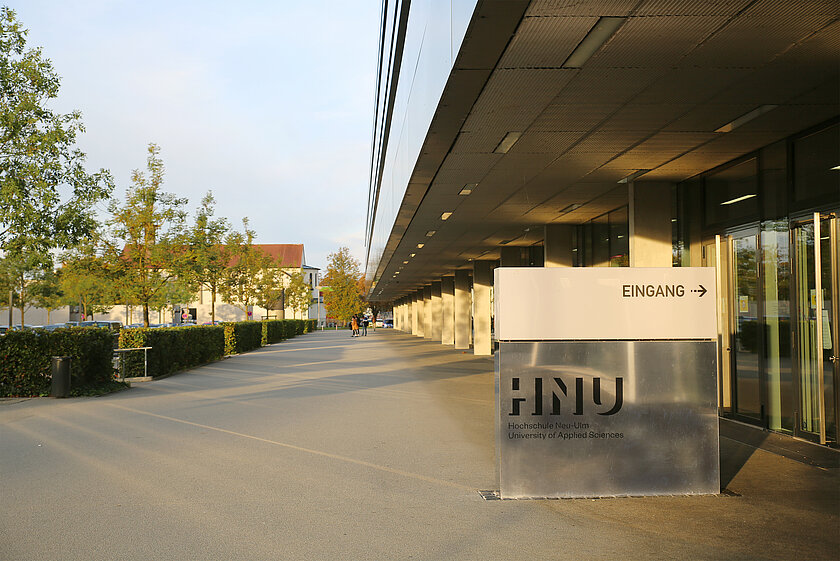 Außenansicht des Hochschulgebäudes der Hochschule Neu-Ulm (HNU) (öffnet Vergrößerung des Bildes)