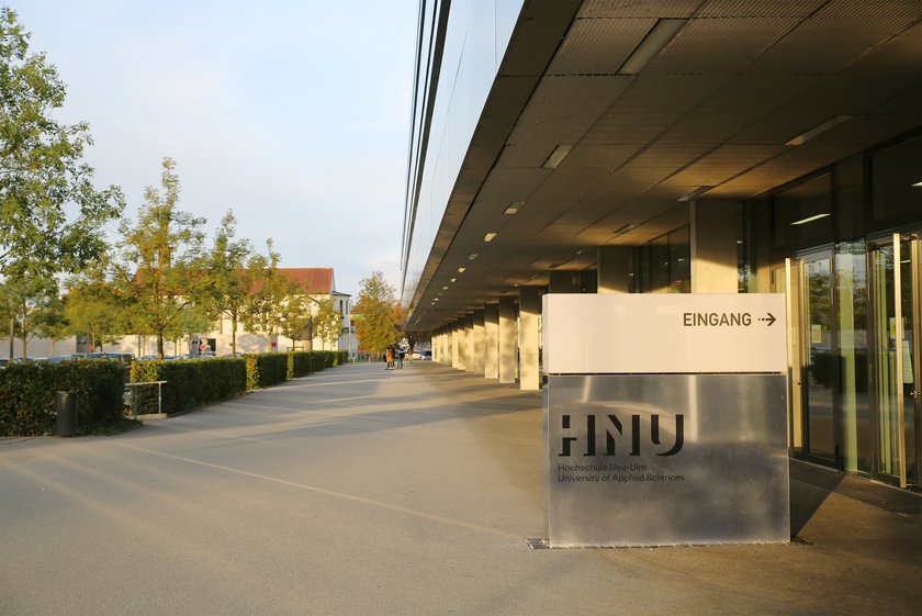 Außenansicht des Hochschulgebäudes der Hochschule Neu-Ulm (HNU) (öffnet Vergrößerung des Bildes) Außenansicht des Hochschulgebäudes der Hochschule Neu-Ulm (HNU) (öffnet Vergrößerung des Bildes)