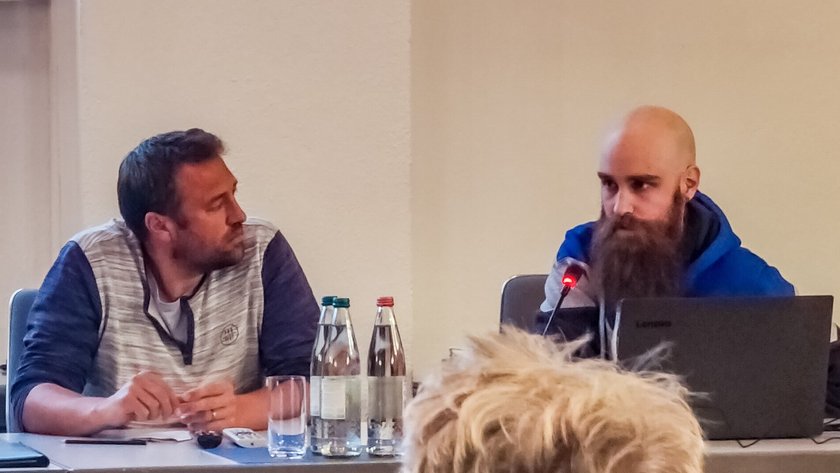 (öffnet Vergrößerung des Bildes) Thema Geothermie im Illertisser Stadtrat: Klimaschutzmanager Simon Ziegler (links) und Robin Renoth, wissenschaftlicher Mitarbeiter am Institut DigiHealth der HNU (öffnet Vergrößerung des Bildes)