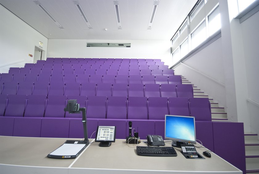 Lila Hörsaal in der Hochschule Neu-Ulm (HNU). (öffnet Vergrößerung des Bildes) Lila Hörsaal in der Hochschule Neu-Ulm (HNU). (öffnet Vergrößerung des Bildes)