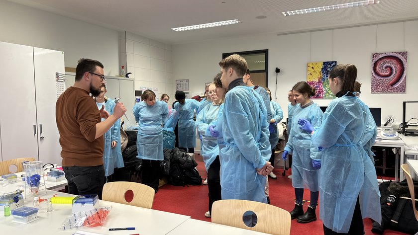 (öffnet Vergrößerung des Bildes) Einblicke in den Laborkurs (Fotos: Prof. Dr. Walter Swoboda) (öffnet Vergrößerung des Bildes)