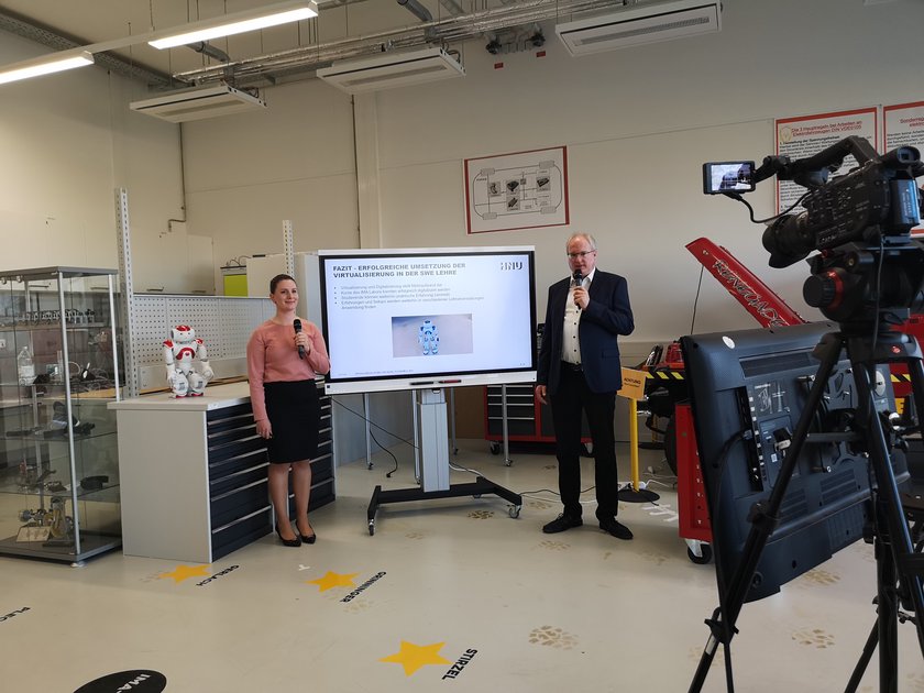 Amrei Kirmaier, Wissenschaftliche Mitarbeiterin, und Prof. Dr. Philipp Brune moderierten live aus dem Automotive Labor der HNU. (öffnet Vergrößerung des Bildes) Amrei Kirmaier, Wissenschaftliche Mitarbeiterin, und Prof. Dr. Philipp Brune moderierten live aus dem Automotive Labor der HNU. (öffnet Vergrößerung des Bildes)