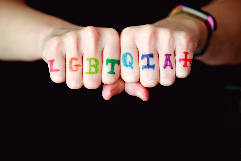 [Translate to English:] Fingerknöchel, auf denen "LGBTQIA Plus" zu lesen ist. (opens enlarged image)