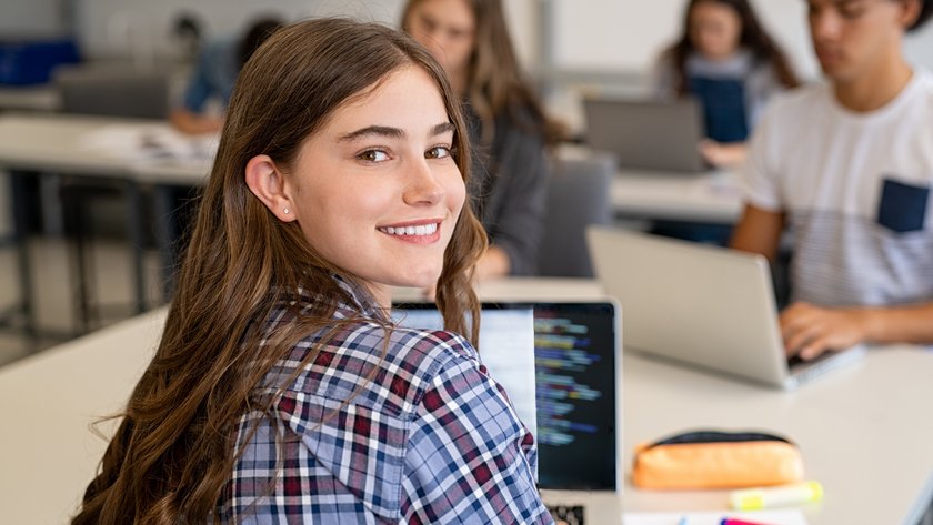 Happy smiling college girl studying on laptop (öffnet Vergrößerung des Bildes) (öffnet Vergrößerung des Bildes)
