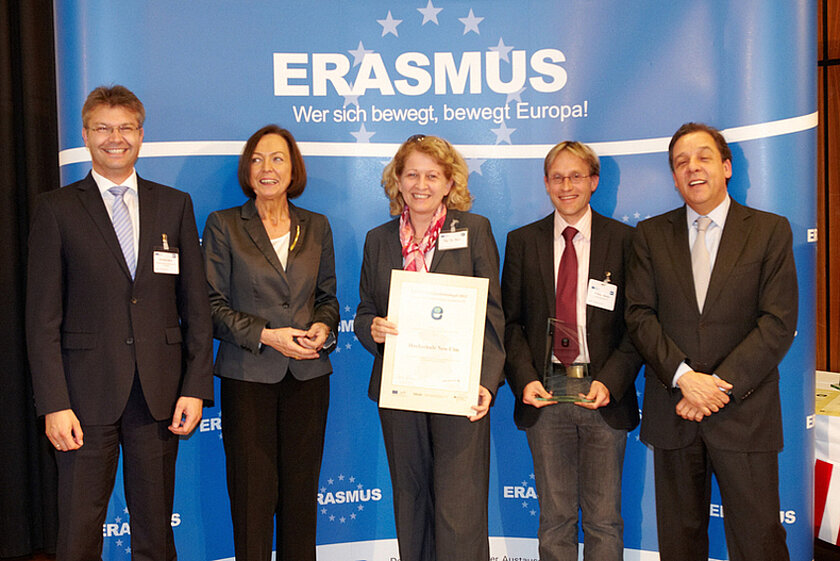 Zertifikatsübergabe des ERAS­MUS-Qua­li­täts­sie­gels 2012 (opens enlarged image)