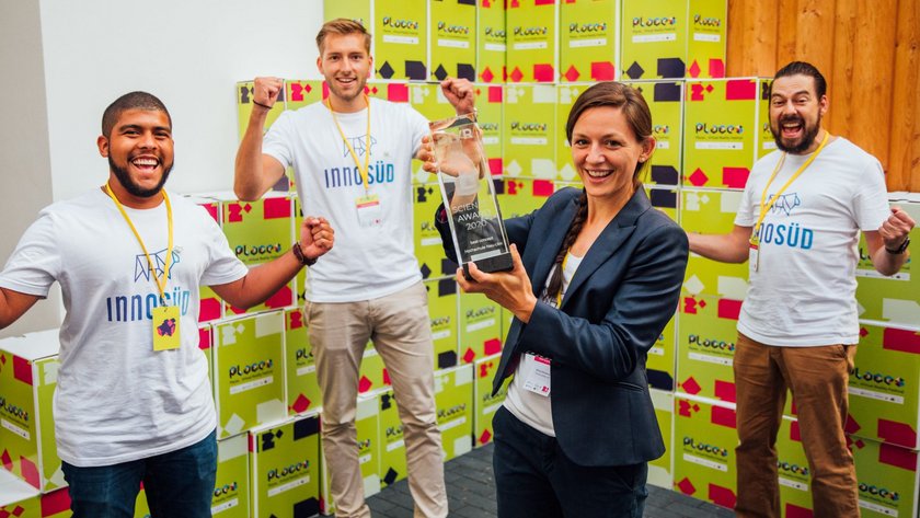 (öffnet Vergrößerung des Bildes) Gruppenfoto des Teams "Sales Lab" der HNU mit DIVR-Award. (öffnet Vergrößerung des Bildes)