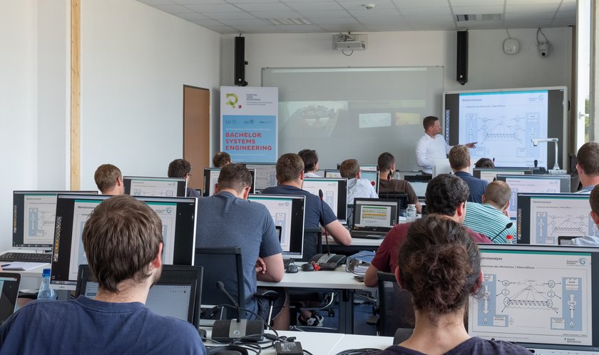 [Translate to English:] Beim hybriden Infoabend können sich Interessierte über den Studiengang Systems Engineering informieren. Der Studiengang zielt auf zukünftige Herausforderungen ab, nämlich die Vernetzung technischer Systeme, insbesondere in den Bereichen Mechatronik und Informatik. (Bild: Jens Kerick, Hochschule Kempten). (opens enlarged image)