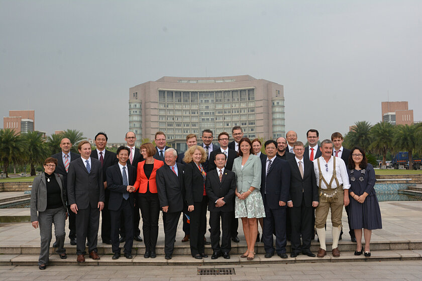 Die HNU-Delegation mit dem Präsidium der Zhejiang Sci-Tech University bei der Alumnireise