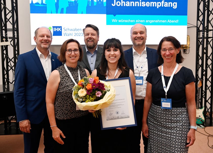 Johannisempfang_2023_62 (opens enlarged image) Back row: IHK Regional Managing Director Oliver Stipar, Dr Oliver Friese from the practice partner (BSH Haushaltsgeräte GmbH), IHK Regional Chairman Hermann Hutter. Front row: Janett Westfahl, award winner Sophie Westfahl, supervisor Prof. Dr. Dany Meyer Copyright: Bernhard Weizenegger (opens enlarged image)