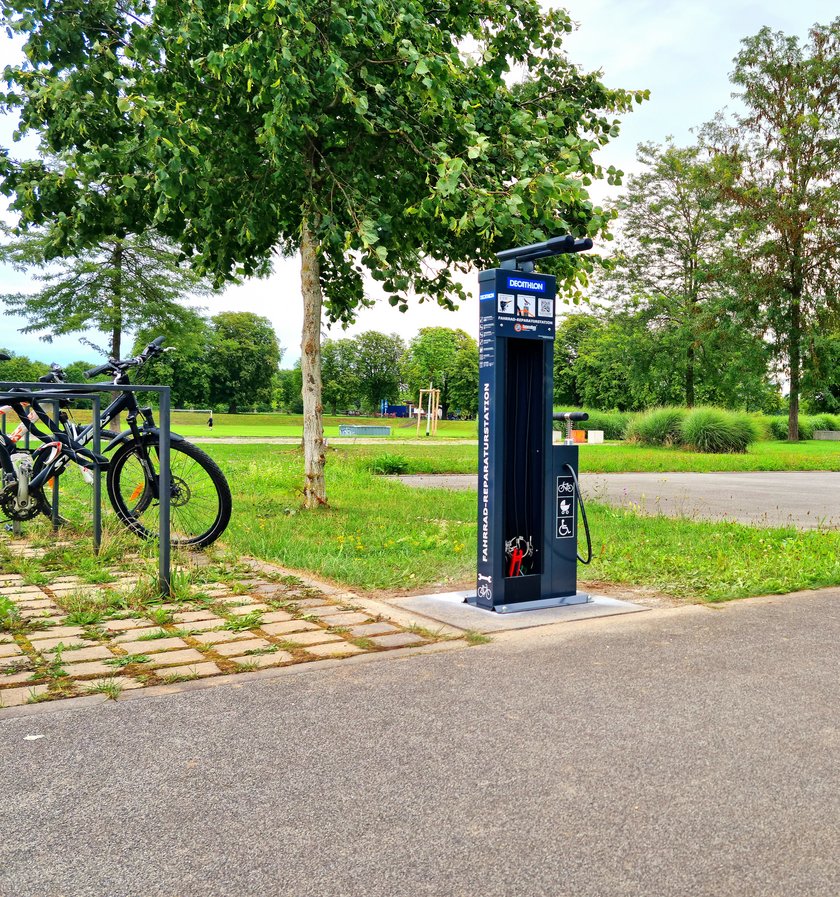 (öffnet Vergrößerung des Bildes) Fahrradstation im Wiley-Park auf der Rückseite des HNU-Gebäudes (öffnet Vergrößerung des Bildes)
