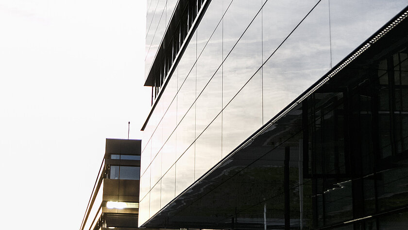 Das Bild zeigt den Neubau im Vordergrund und das Hauptgebäude im Hintergrund