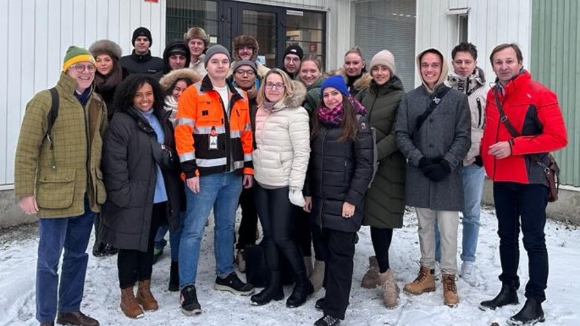 (öffnet Vergrößerung des Bildes) Gruppenfoto im Schnee. (öffnet Vergrößerung des Bildes)