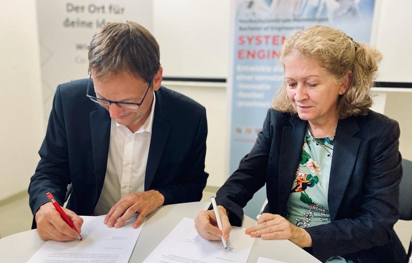 [Translate to English:] Dr. Hans Reichhart, Landrat des Landkreises Günzburg, und Prof. Dr. Uta M. Feser, Präsidentin der Hochschule Neu-Ulm, beim Unterzeichnen der Kooperation. (opens enlarged image)