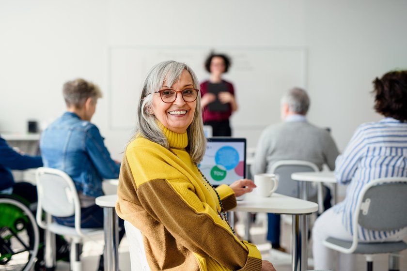 Portrait of senior attending computer and technology education class. (öffnet Vergrößerung des Bildes)