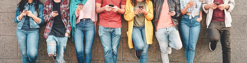 Group of friends using their smart mobile smartphones outdoor - Millennial young people addicted to new technology trends apps - Concept of people, tech, social media, generation z and youth lifestyle (öffnet Vergrößerung des Bildes) (öffnet Vergrößerung des Bildes)