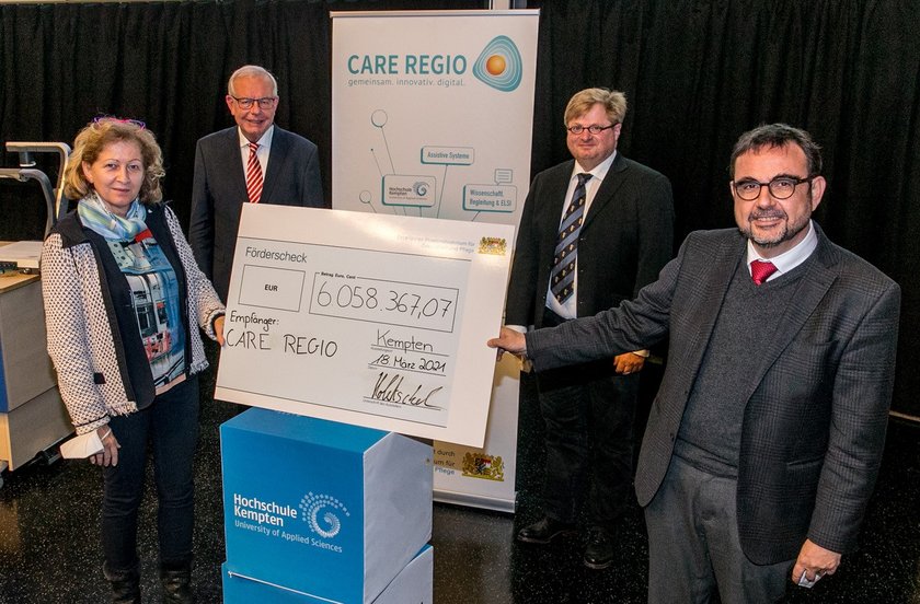 (öffnet Vergrößerung des Bildes) Übergabe des Förderbescheids für CARE REGIO am 18. März in Kempten – v.l.n.r.: HNU-Präsidentin Prof. Dr. Uta M. Feser; Thomas Kreuzer, Vorsitzender der CSU-Landtagsfraktion; HNU-Projektleiter Prof. Dr. Walter Swoboda; Staatsminister Klaus Holetschek (öffnet Vergrößerung des Bildes)