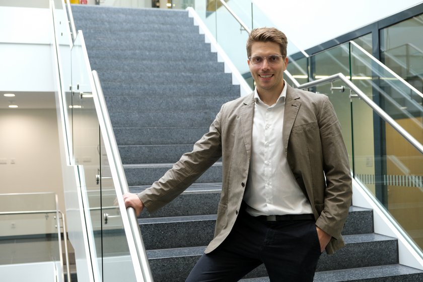 (öffnet Vergrößerung des Bildes) Porträt von Prof. Dr. Marten Risius im B-Gebäude der HNU (öffnet Vergrößerung des Bildes)