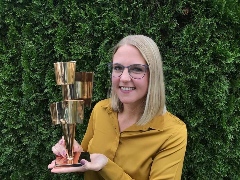 (öffnet Vergrößerung des Bildes) Preisträgerin Sandra Blank freut sich über den Kulturpreis Bayern und die damit verbundene Bronzestatue (öffnet Vergrößerung des Bildes)