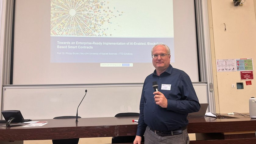 (opens enlarged image) Prof. Dr. Philipp Brune presents. (opens enlarged image)