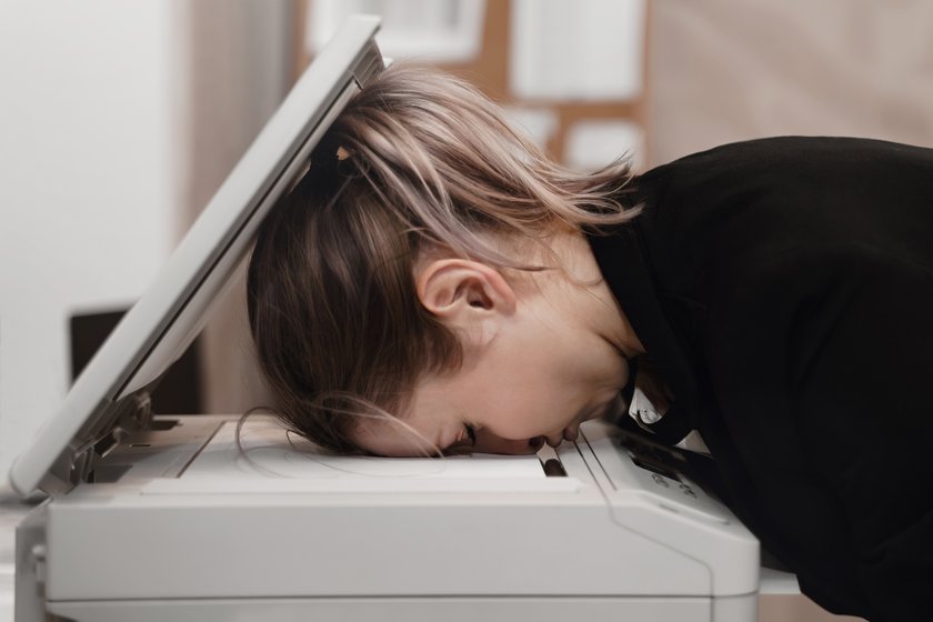 Businesswoman sleeping on printer at office. Overworked concept. (öffnet Vergrößerung des Bildes) (öffnet Vergrößerung des Bildes)