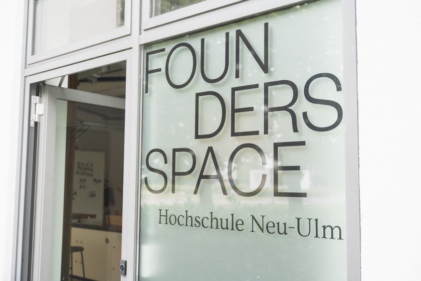 Das Bild zeigt die Aussenfassade des Founders Space der Hochschule.