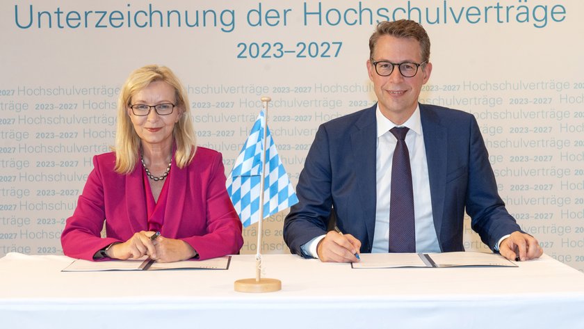 Unterzeichnung Hochschulverträge.jpg (opens enlarged image) Prof. Dr. Julia Kormann signed the university contract on September 21 in Munich. (opens enlarged image)
