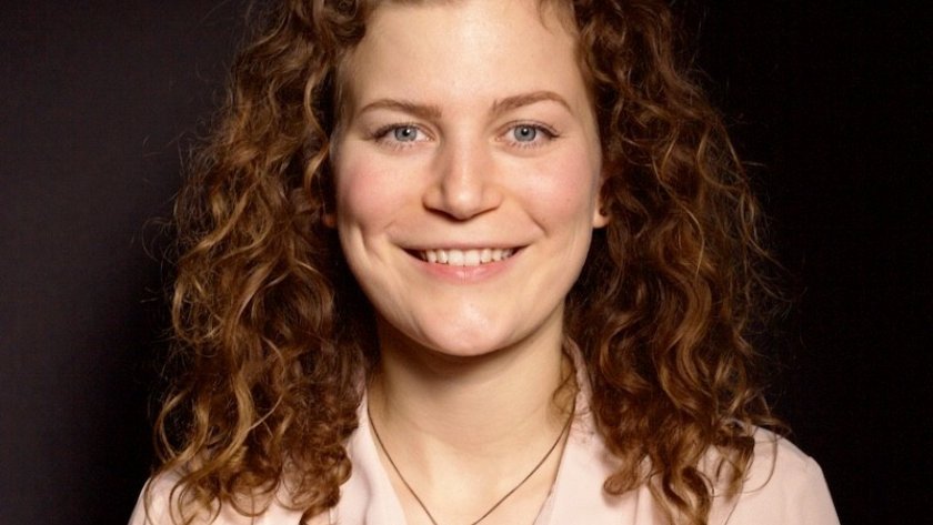 (öffnet Vergrößerung des Bildes) HNU-Alumna Rebecca Bregant (öffnet Vergrößerung des Bildes)