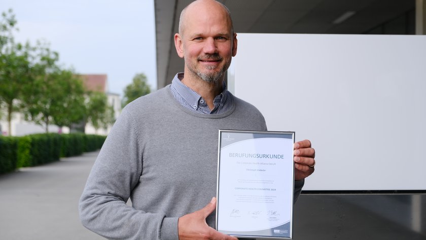 (opens enlarged image) Christoph Giebeler with the certificate of appointment to the Corporate Health Management Committee (opens enlarged image)