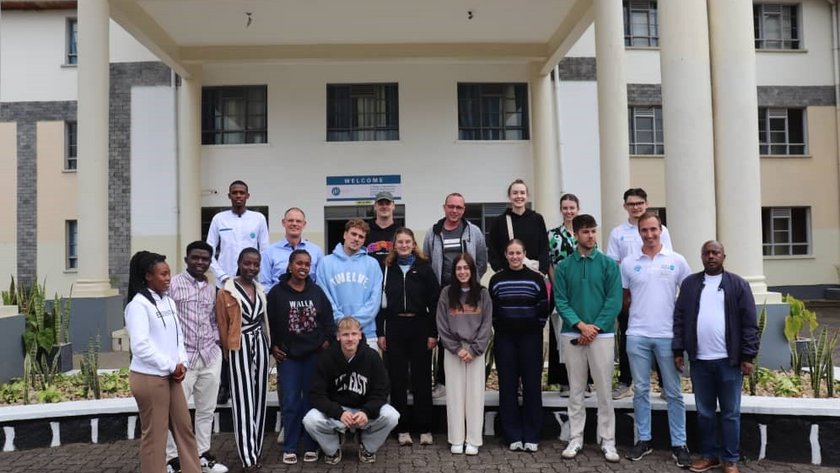 (öffnet Vergrößerung des Bildes) Gruppenfoto vor der Uni (öffnet Vergrößerung des Bildes)