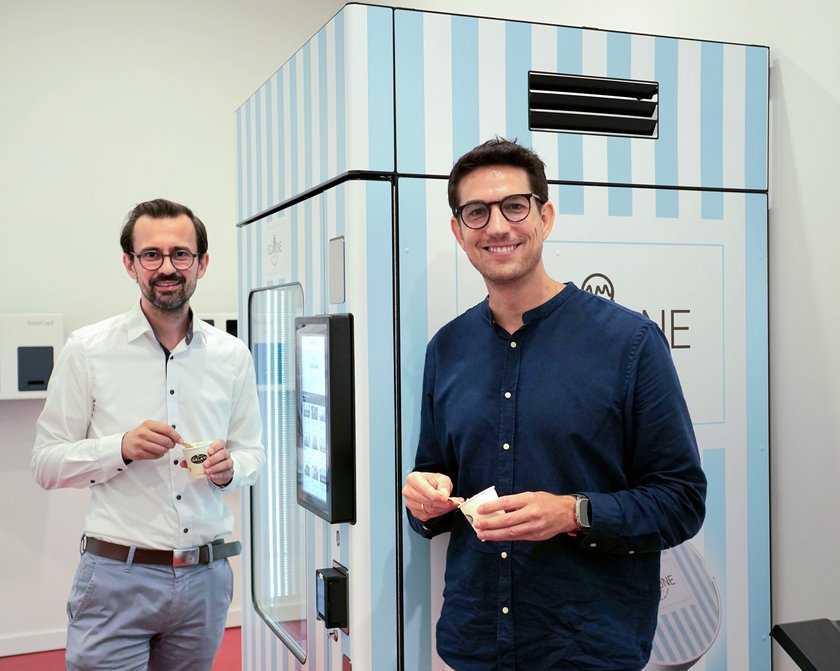 (opens enlarged image) Vice President Prof. Dr. Jens Kolb (left) and Jan Winter (right) test the new ice machine. (opens enlarged image)