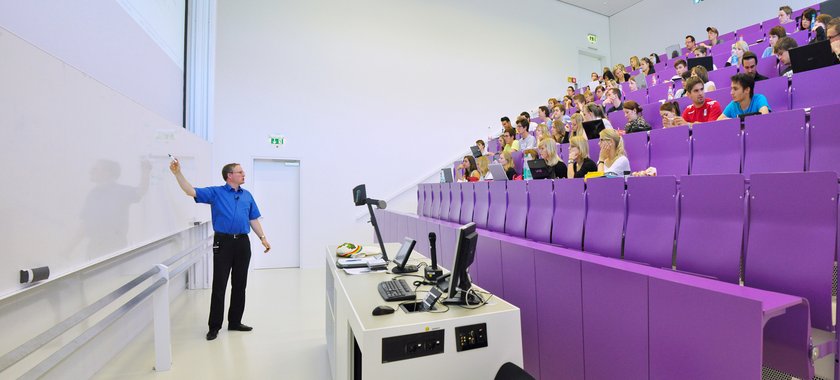[Translate to English:] Hörsaal in der Hochschule Neu-Ulm (Symbolbild) (opens enlarged image)
