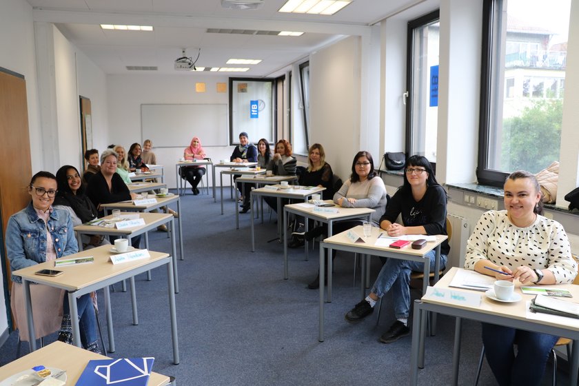 (öffnet Vergrößerung des Bildes) Teilnehmerinnen des Mentoring-Programms bei der Auftaktveranstaltung am 29. September in Ulm.“ Das Foto entstand unter Einhaltung der zu diesem Zeitpunkt gültigen Corona-Verordnungen des Landes Baden-Württemberg. (öffnet Vergrößerung des Bildes)