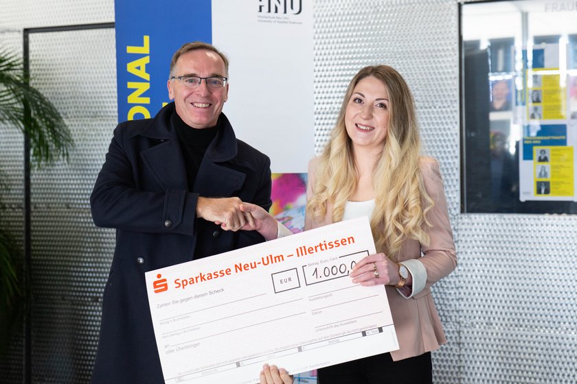 (opens enlarged image) Vice President Prof. Dr. Elmar Steurer and DAAD prizewinner Sadika Madzharova. (opens enlarged image)