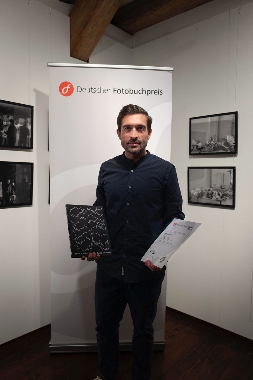 (öffnet Vergrößerung des Bildes) Prof. Danny Franzreb erhält die Silbermedaille des Deutschen Fotobuchpreises (öffnet Vergrößerung des Bildes)
