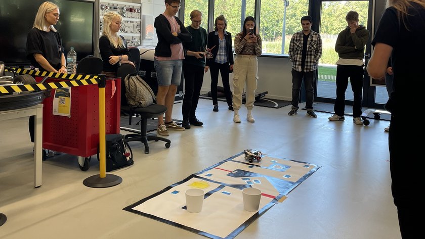 Hands-on programming: Experimenting with Lego Mindstorms robots  (opens enlarged image)