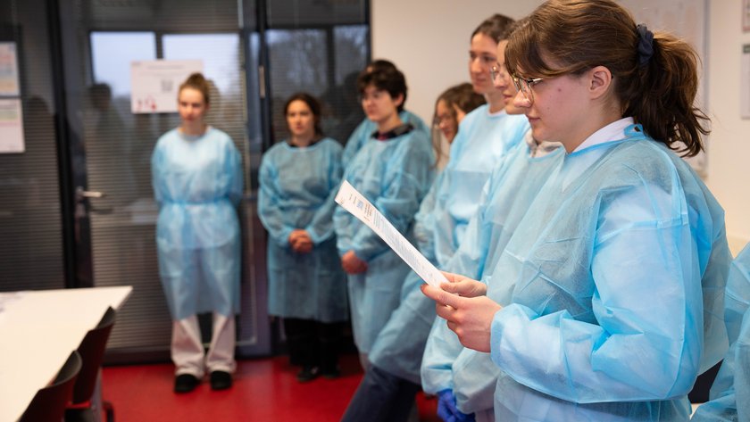 Studierende hören im Labor den Erklärungen des Laborleiters zu (öffnet Vergrößerung des Bildes)