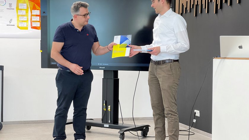 Christian Hanisch im Innovation Space mit Prof. Dr. Daniel Schallmo (öffnet Vergrößerung des Bildes)
