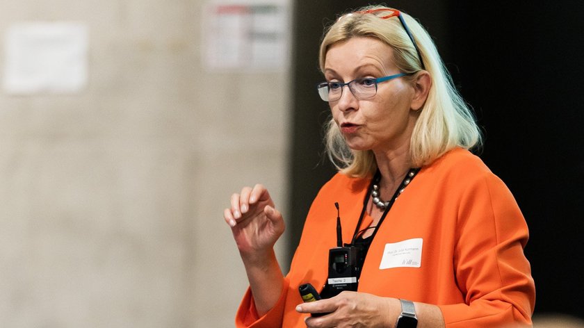 Prof. Kormann spricht beim Innovationsforum Digitales Prüfen 2022+ (Foto: Johanna Weber) (öffnet Vergrößerung des Bildes)