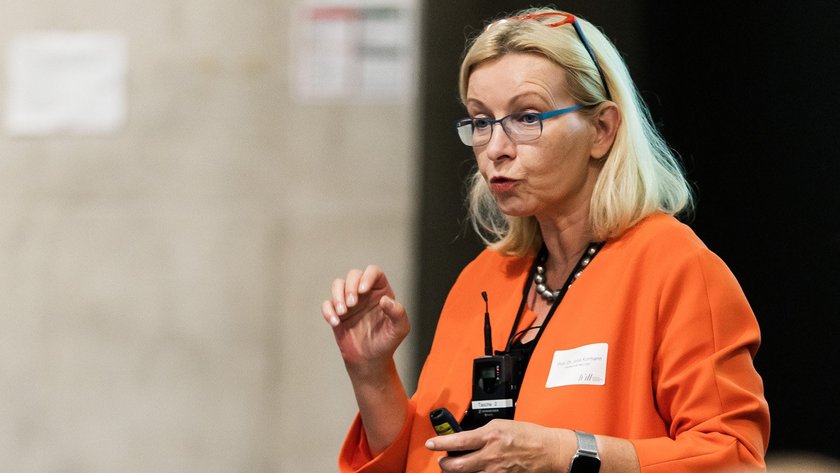 [Translate to English:] Prof. Kormann spricht beim Innovationsforum Digitales Prüfen 2022+ (Foto: Johanna Weber) (opens enlarged image)