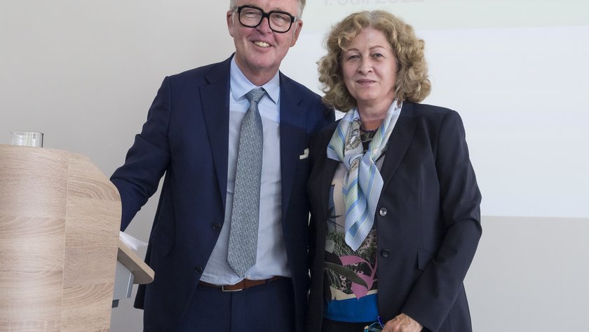 Dr. Tobias Engelhardt and HNU president Prof. Dr. Uta M. Feser (opens enlarged image) (opens enlarged image)