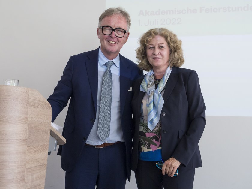 Dr. Tobias Engelhardt und HNU-Präsidentin Prof. Dr. Uta M. Feser (öffnet Vergrößerung des Bildes) (öffnet Vergrößerung des Bildes)