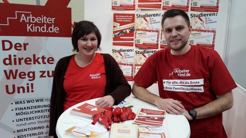 Engagierte der Initiative Arbeiterkind (öffnet Vergrößerung des Bildes) Engagierte der Initiative Arbeiterkind beim Infostand (öffnet Vergrößerung des Bildes)