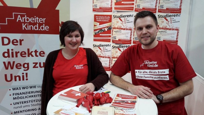 Engagierte der Initiative Arbeiterkind (opens enlarged image) Engagierte der Initiative Arbeiterkind beim Infostand (opens enlarged image)
