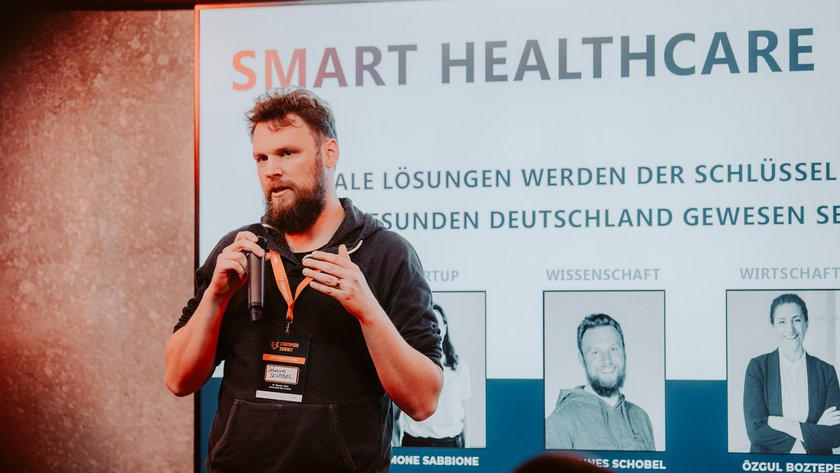 (öffnet Vergrößerung des Bildes) Prof. Dr. Johannes Schobel sprach über die Zukunft von Smart Healthcare (Foto: Golden Cut Media) (öffnet Vergrößerung des Bildes)