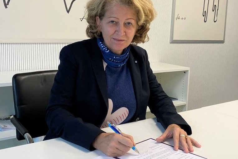 Prof. Dr. Uta. M Feser, Präsidentin der HNU, unterzeichnet die Charta „Familie in der Hochschule“ (öffnet Vergrößerung des Bildes) Prof. Dr. Uta. M Feser, Präsidentin der HNU, unterzeichnet die Charta „Familie in der Hochschule“ (öffnet Vergrößerung des Bildes)