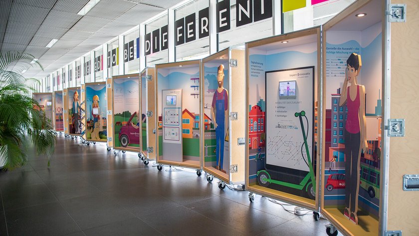 Wanderausstellung Elektromobilität im Foyer (öffnet Vergrößerung des Bildes)