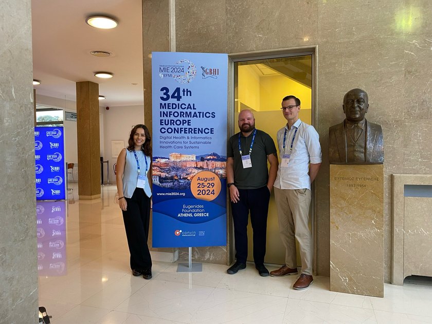 (öffnet Vergrößerung des Bildes) Das DigiHealth-Team in Athen, v.l.: Anna Heindl, Dr. Felix Holl und Daniel Hieber. (öffnet Vergrößerung des Bildes)