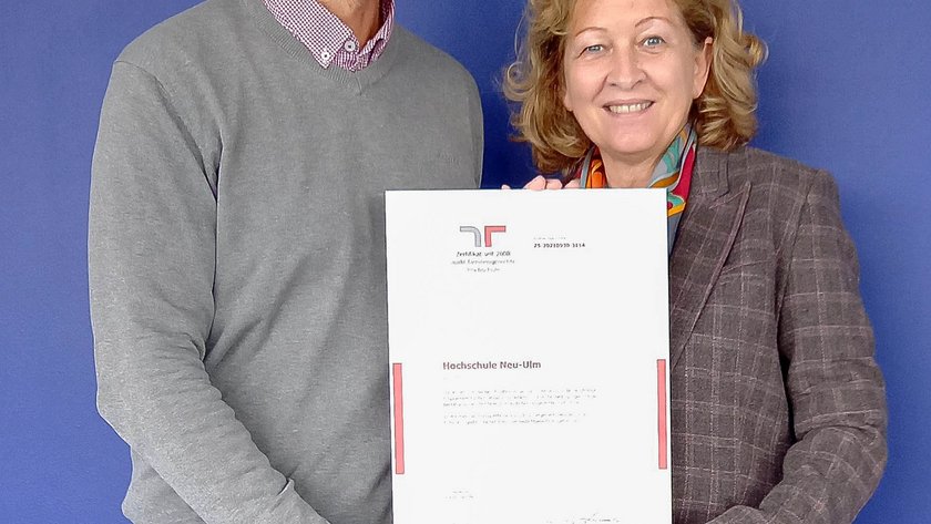 [Translate to English:] HNU-Präsidentin Prof. Dr. Uta M. Feser und Christoph Giebeler, Leiter des Familien- und Sozialberatungszentrums / BIZEPS mit Zertifikat. (opens enlarged image)