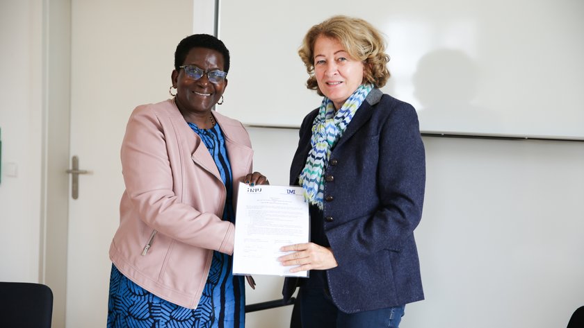 Unterzeichnung des LOIs, v.l.n.r.: UMI-Dozentin Oluka Pross Nagitta und HNU-Präsidentin Prof. Dr. Uta M. Feser (öffnet Vergrößerung des Bildes)