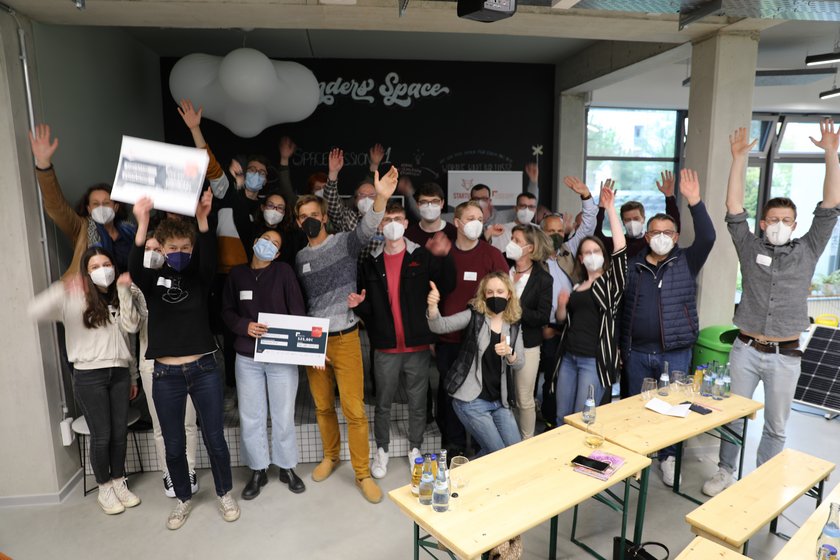 Group photo of the participants in the "24h for your region" challenge (opens enlarged image) Group photo of the participants in the "24h for your region" challenge (opens enlarged image)